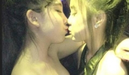 Hai nữ sinh hôn nhau say đắm giữa quán bar