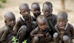 Rùng mình bộ tộc ném trẻ sơ sinh cho cá sấu ăn