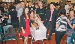 Sao nữ 80 tuổi tự tổ chức đám tang bạc tỉ cho mình