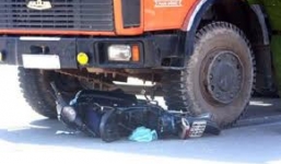 2 xe máy cùng tông vào ô tô, 6 người thương vong