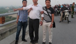 Chồng nạn nhân Lê Thị Thanh Huyền đến nhận dạng xác chết không đầu