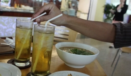 Cận cảnh giá mì gói, trà đá mới ở sân bay Tân Sơn Nhất