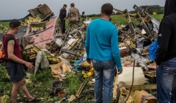 Đám đông 'hôi của' trên người nạn nhân trong chuyến bay MH17