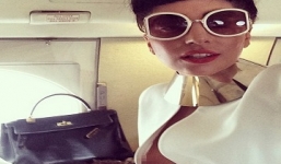 Đỏ mặt với ảnh tự sướng trên máy bay của Lady Gaga