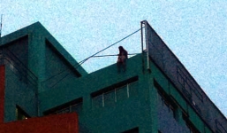 Hàng trăm người khuyên can cô gái nhà giàu định nhảy lầu tự tử