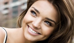 Phụ nữ má lúm thì xinh và phụ nữ thì nên... 'dâm đãng, giả tạo'!