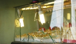 Bắt khẩn cấp 2 đối tượng cướp tiệm vàng táo tợn