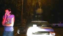 Tự nhiên thành triệu phú vì cảnh sát buộc..cởi áo