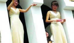 Đại gia chơi ngông ném trăm triệu tiền mặt, dân xô nhau cướp