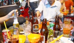 Cấm bán rượu bia sau 22 giờ: Không dễ!