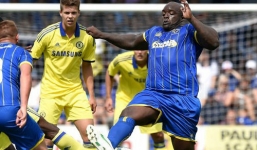 Cầu thủ 'khủng long' nặng 100kg khiến hàng thủ Chelsea choáng váng