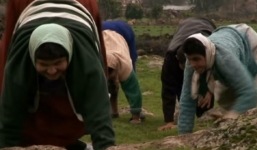 Gia đình có 5 dị nhân đi bằng 4 chân như động vật