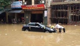 Xe sang Mercedes rước dâu bị chết máy trong nước lũ Lạng Sơn