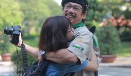 Thiếu nữ Sài Gòn ùa ra đường ôm người xa lạ