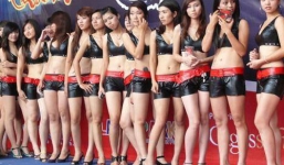 Gái PG kiếm tiền tỷ nhờ uống tốt, uốn éo, chịu chiều