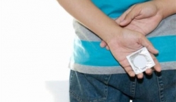 Vì sao người Việt phải 'bịt mặt khi đi mua bao cao su'?