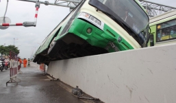 Xe buýt lao lên dải phân cách, hành khách hoảng loạn nhảy xuống thoát thân