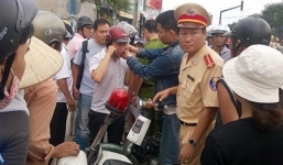 Vụ bị CSGT khóa tay: Người dân lên án học sinh vi phạm pháp luật