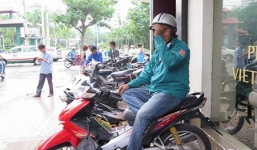 Cởi áo “khoe” súng và hình xăm rồi cướp xe ôm táo tợn