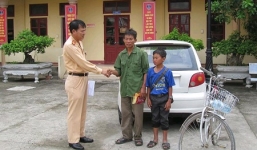 Cậu bé 14 tuổi đạp xe 3 ngày 3 đêm tìm đường về nhà