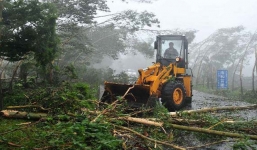 Giới chức TQ 'hứng đá' vì phát bánh mốc, mền dày cho dân vùng bão 