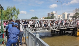 TP.HCM: Dân đứng kín cầu xem vớt xác trên kênh