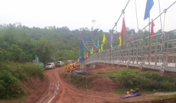 Cầu treo mới xây nơi qua suối bằng túi nylon bị lật