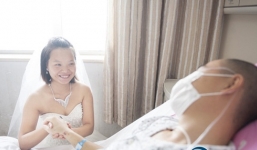 Chuyện tình cảm động của cô dâu cầu hôn chú rể ung thư máu trên giường bệnh