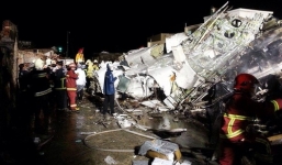 Ảnh hiện trường thảm khốc vụ máy bay Đài Loan rơi 