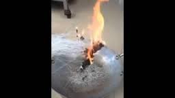 Xôn xao clip bún khô và bánh tráng đốt cháy rực lửa như củi khô