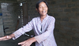 Bé gái bị bố hiếp dâm nức nở: 'Bà nội chửi cháu là con đĩ...'