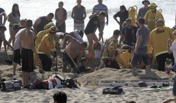 Đào hố chơi trên bãi biển, nam thanh niên bị cát đè chết