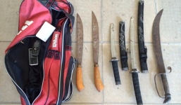 3 thanh niên mang theo đao, kiếm dạo phố