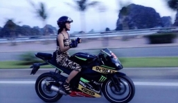 Hot girl đất cảng phóng mô tô khủng thả tay trên đường gây bão cộng đồng mạng