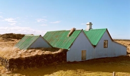 Cô gái khoe thân, nằm vắt vẻo trên mái nhà