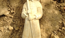 Phát hiện pho tượng lạ trong ngôi đền cổ