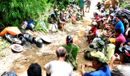 Sập hầm vàng, 1 người chết, hàng trăm người tháo chạy