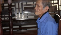 Ông lão 82 tuổi làm 'chuyện người lớn' với con gái của ân nhân