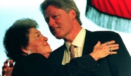 Cựu Tổng thống Clinton bị mẹ ruột lạm dụng tình dục từ nhỏ