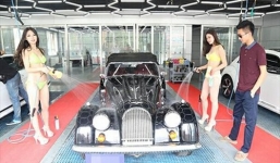 Dịch vụ hot girl chân dài mặc bikini rửa 'siêu xe' gây sốt