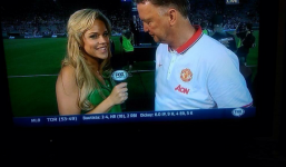 HLV Van Gaal nhìn chăm chú vào ngực nữ phóng viên