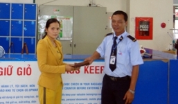 Bảo vệ siêu thị trả lại tài sản 'khủng' nhặt được cho khách