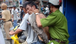 Thiếu tá cảnh sát bị chém đứt gân tay vẫn đuổi bắt cướp