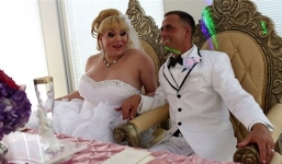 Chùm ảnh cưới của người phụ nữ chuyển giới gây xúc động