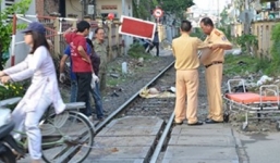 Lao vào tàu hỏa tự tử, người phụ nữ bị tàu cán tử vong