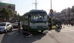 Tai nạn giao thông, người đàn ông mặc kẹt dưới gầm xe buýt