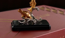 Chục triệu đồng hộp bánh trung thu ngựa mạ vàng