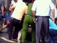 Clip khống chế kẻ cướp súng, chĩa vào CA bóp cò