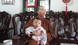 Clip: Vụ việc chính quyền xã và nhà chùa 'tranh nhau' đứa bé bị bỏ rơi