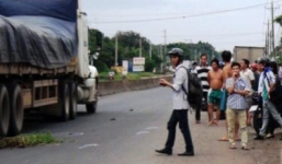 Thanh niên bị cuốn vào gầm xe tải, kéo lê hơn 30m